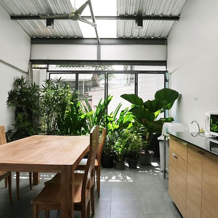 Phresh Hostel Bangkok Exterior photo